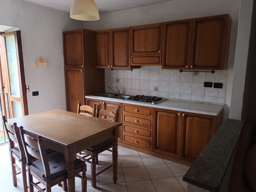 Monastero di Vasco (CN) fr. Comini, casa con piccolo giardino